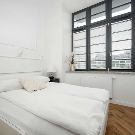 Stylish With A Desk And 2 Bedrooms In By Renters Apartment